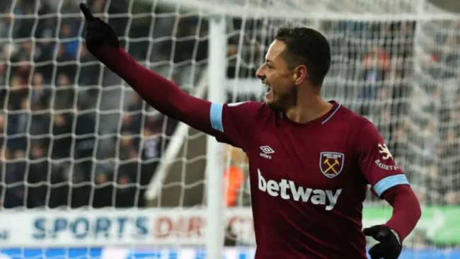 Chicharito en partido con el West Ham 