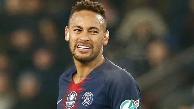 Neymar se lamenta durante partido con el PSG