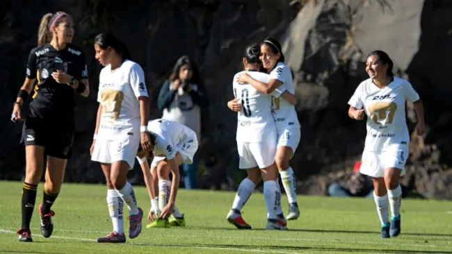 Fabiola Santamaría festeja con sus compañeras su gol vs Lobos