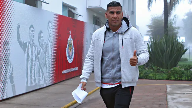 Salcido saliendo de concentración con Chivas 