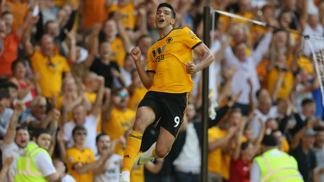 Raúl Jiménez celebra un gol con los Wolves