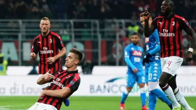 Krzysztof Piatek festeja uno de sus goles ante el Nápoles
