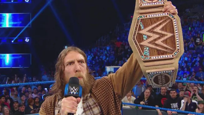 Daniel Bryan presume el nuevo título de la WWE