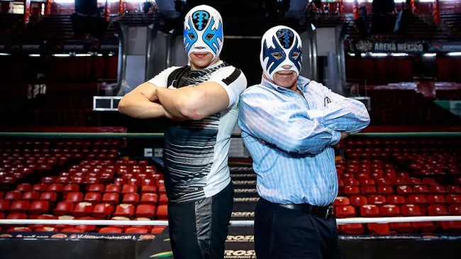 Atlantis y su Jr. posan en el ring de la Arena México