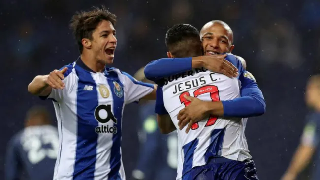 Jugadores del Porto celebran anotación de Brahim