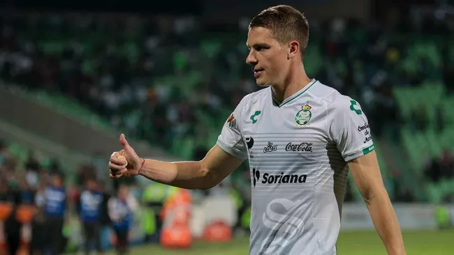 Julio Furch en un partido del Santos