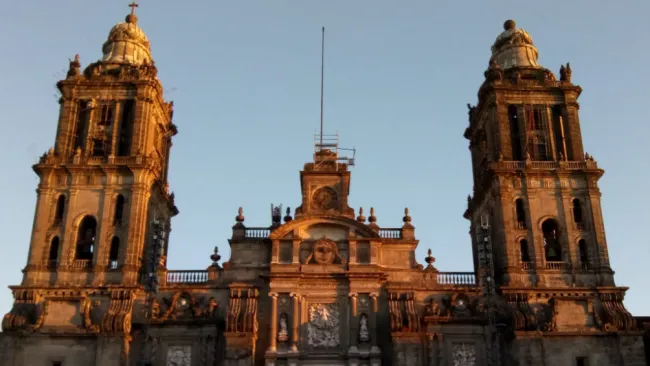 Persona intentaba arrojarse desde la cúpula de la Catedral de la CDMX