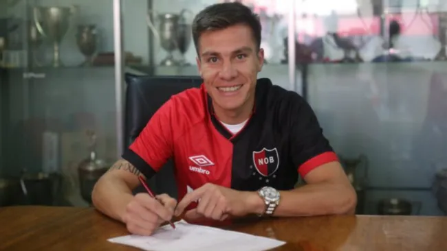 Cristian Insaurralde firma su contrato con el Newell's Old Boys 