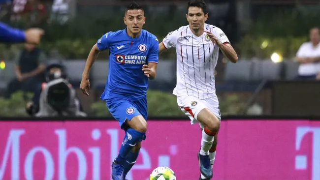 Roberto Alvarado conduce el esférico ante la marca de Molina