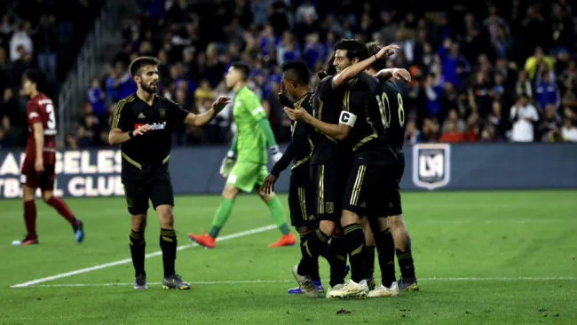 Los Angeles festejan gol doblete de Carlos Vela