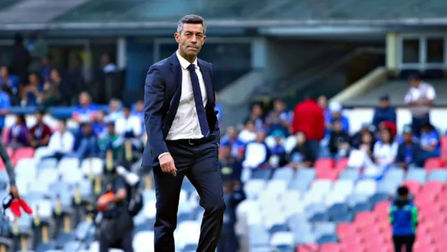 Pedro Caixinha en un partido de Cruz Azul