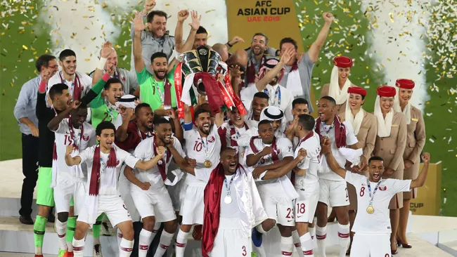Selección de Qatar festejando su campeonato 