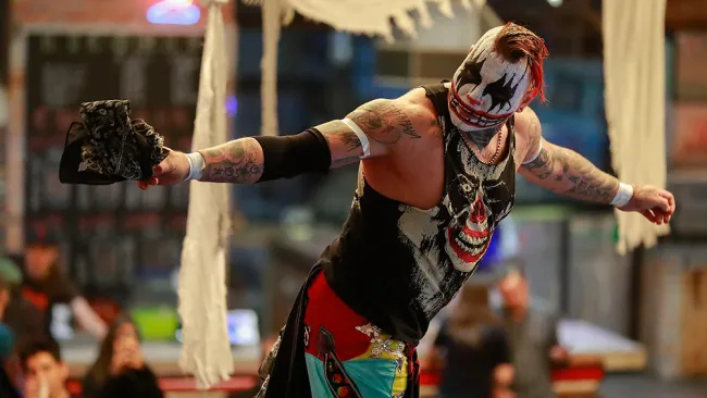 Pagano hace su entrada al ring