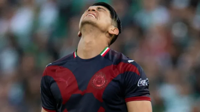 Alan Pulido se lamenta durante un partido de Chivas