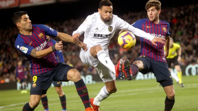 Sergi Roberto y Suárez intentan detener a Francis Coquelin