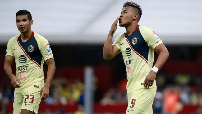 Roger Martínez en el festejo de su gol