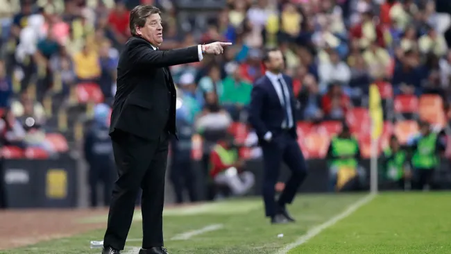 Miguel Herrera en el partido contra Gallos