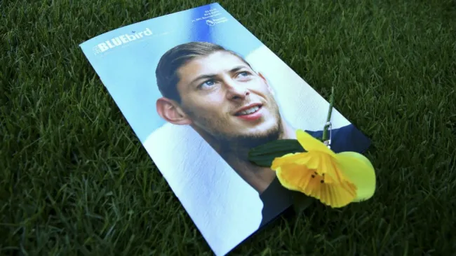 Fotografía de Emiliano Sala junto a una flor amarilla