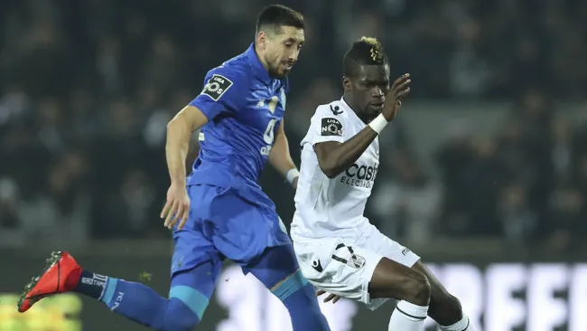 Héctor Herrera en acción durante un encuentro ante el Guimaraes