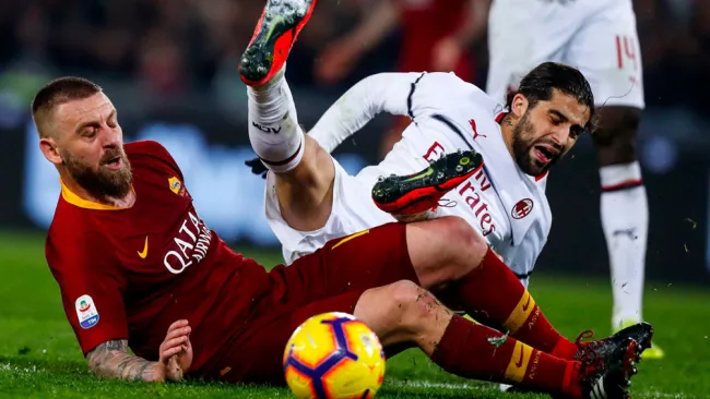 De Rossi pelea un balón con Ricardo Rodríguez