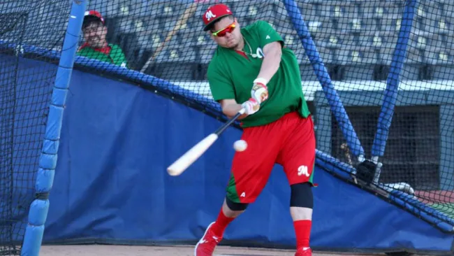 Japhet Amador entrenando para la Serie del Caribe