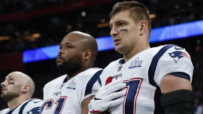 Rob Gronkowski durante el himno nacional en el Super Bowl LIII