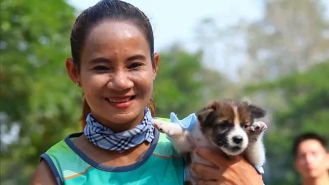 Maratonista posa con el cachorro que rescató