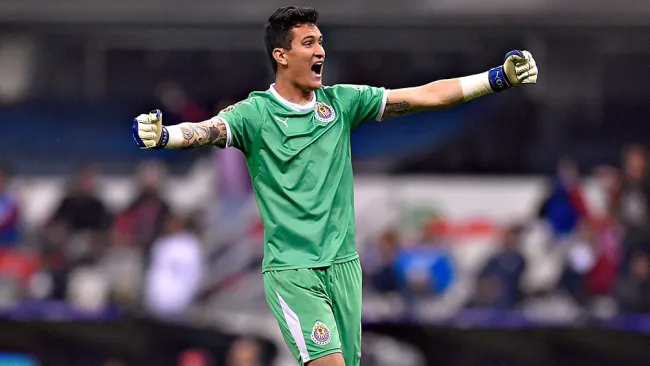 Gudiño celebra un gol con Chivas