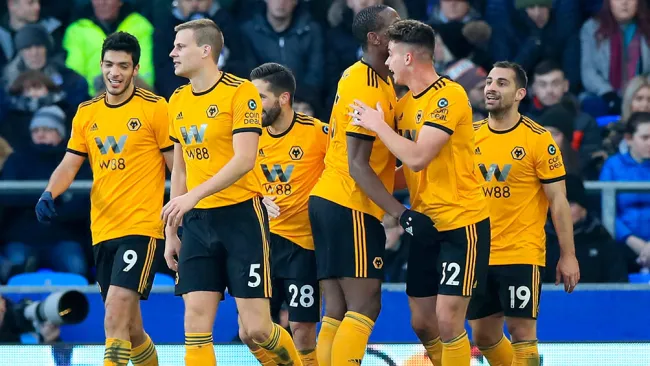 Raúl Jiménez y sus compañeros celebran gol del Wolverhampton 