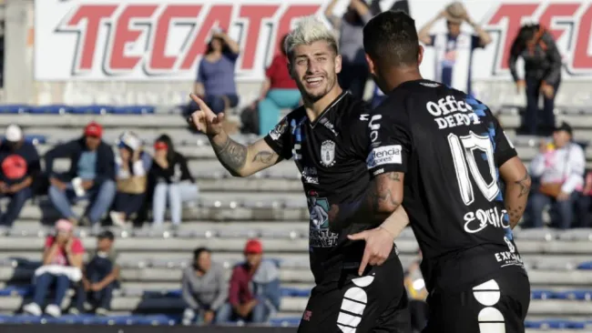 Jugadores del Pachcua celebran una anotación
