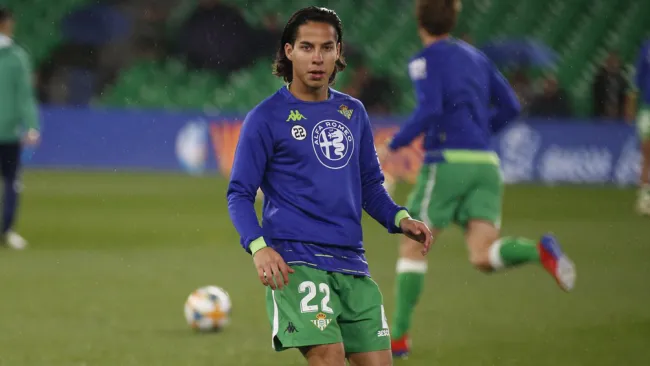 Lainez, durante un calentamiento con el Betis 