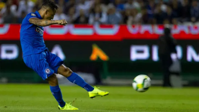 Yoshimar Yotún remata contra la meta de Yarbrough 