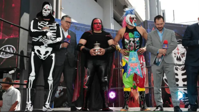 Comentaristas de TV Azteca con luchadores de Triple A 