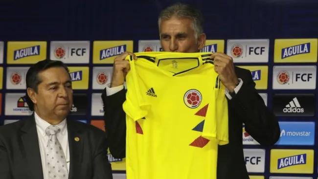 Queiroz besa la playera de Colombia durante su presentación