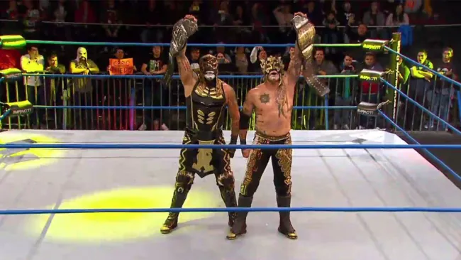 Lucha Brothers presumen los títulos en Pareja