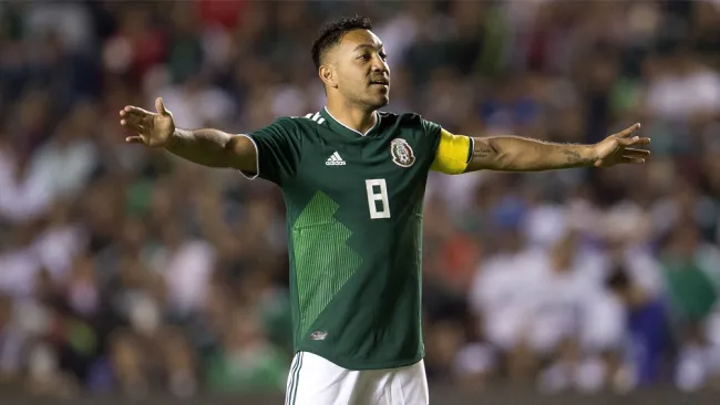 Marco Fabián, durante un duelo con el Tri
