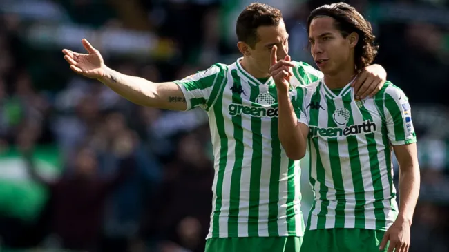 Guardado y Lainez intercambian algunas palabras 