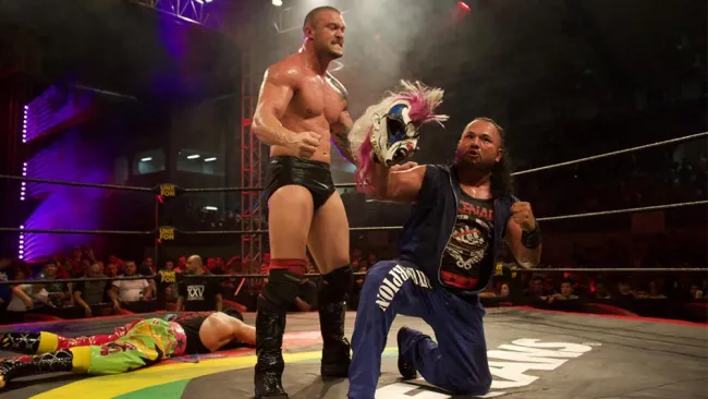 Killer Kross y Rey Escorpión posan con la máscara de Psycho Clown