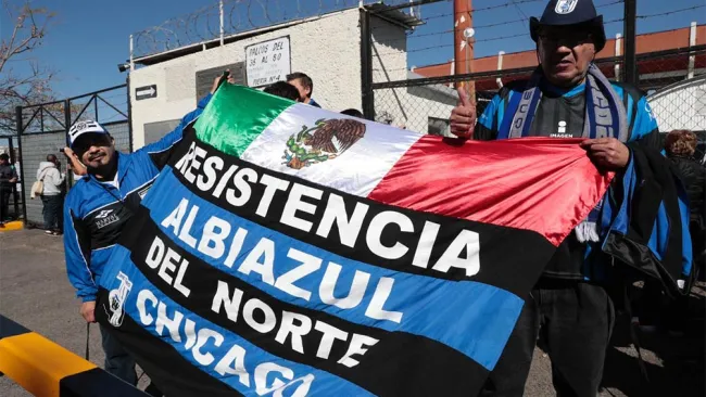 Aficionado de Gallos que viajó desde Chicago para ver el juego 