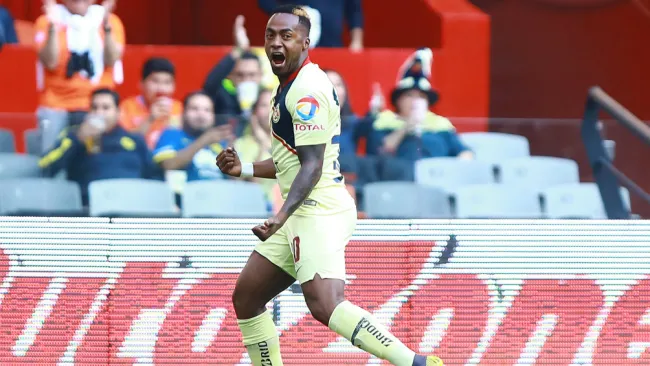 Renato Ibarra celebra una anotación frente a Querétaro