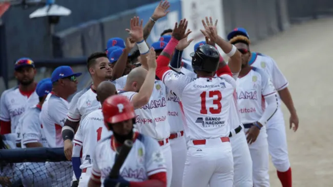 Jugadores de Panamá celebran una carrera