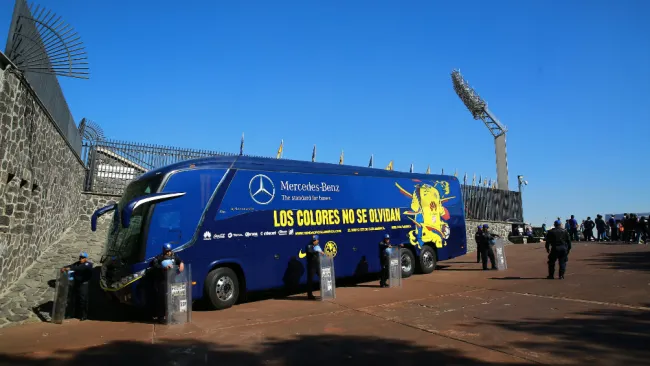 Autobús del América, a las afueras del Estadio Olímpico Universitario