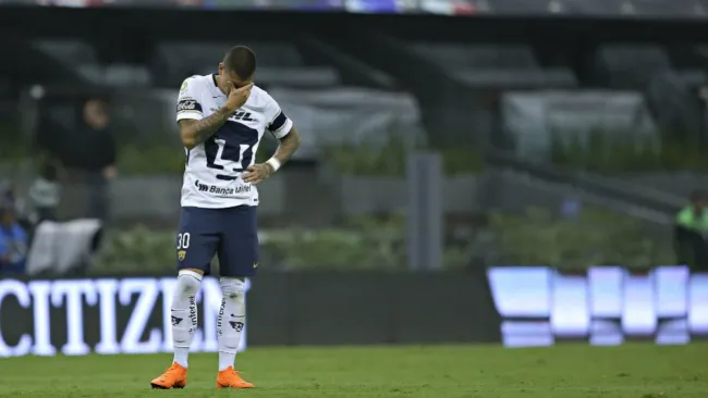 Castillo se lamenta en un partido de Pumas