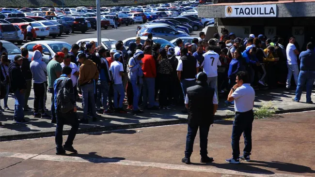 Fila para comprar boletos para el Pumas vs América 