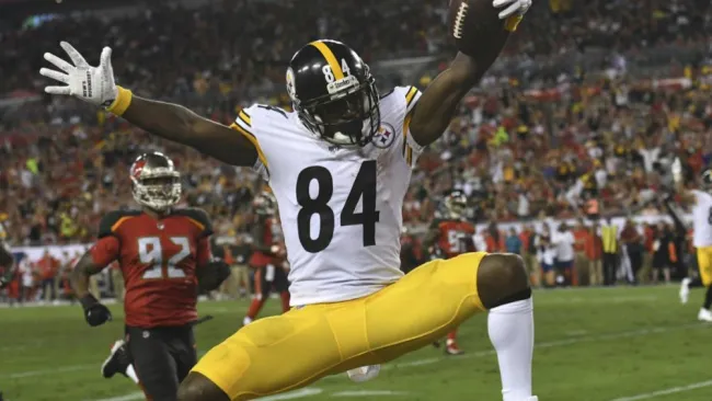 Antonio Brown brinca durante un juego de Steelers 