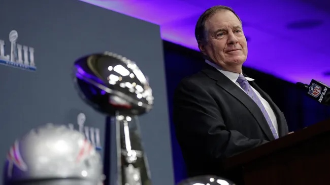 Bill Belichick sonríe junto al Vince Lombardi