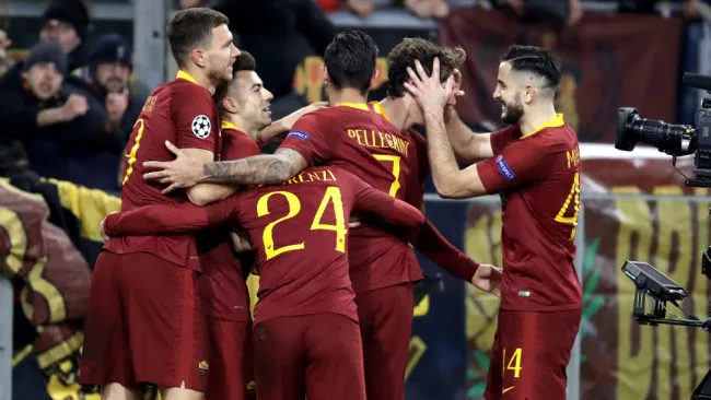 La Roma celebra una anotación frente al Porto