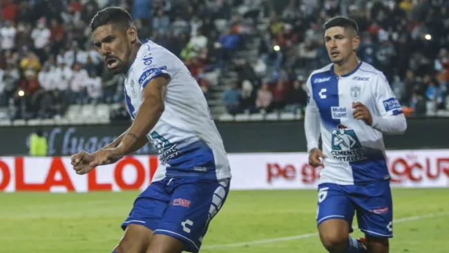 Franco Jara festeja un gol con el Pachuca
