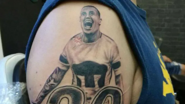 El tatuaje que ilustra a Nico Castillo con la playera de Pumas