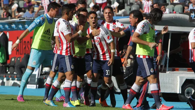 Marco Fabián celebra una de sus anotaciones al Atlas 